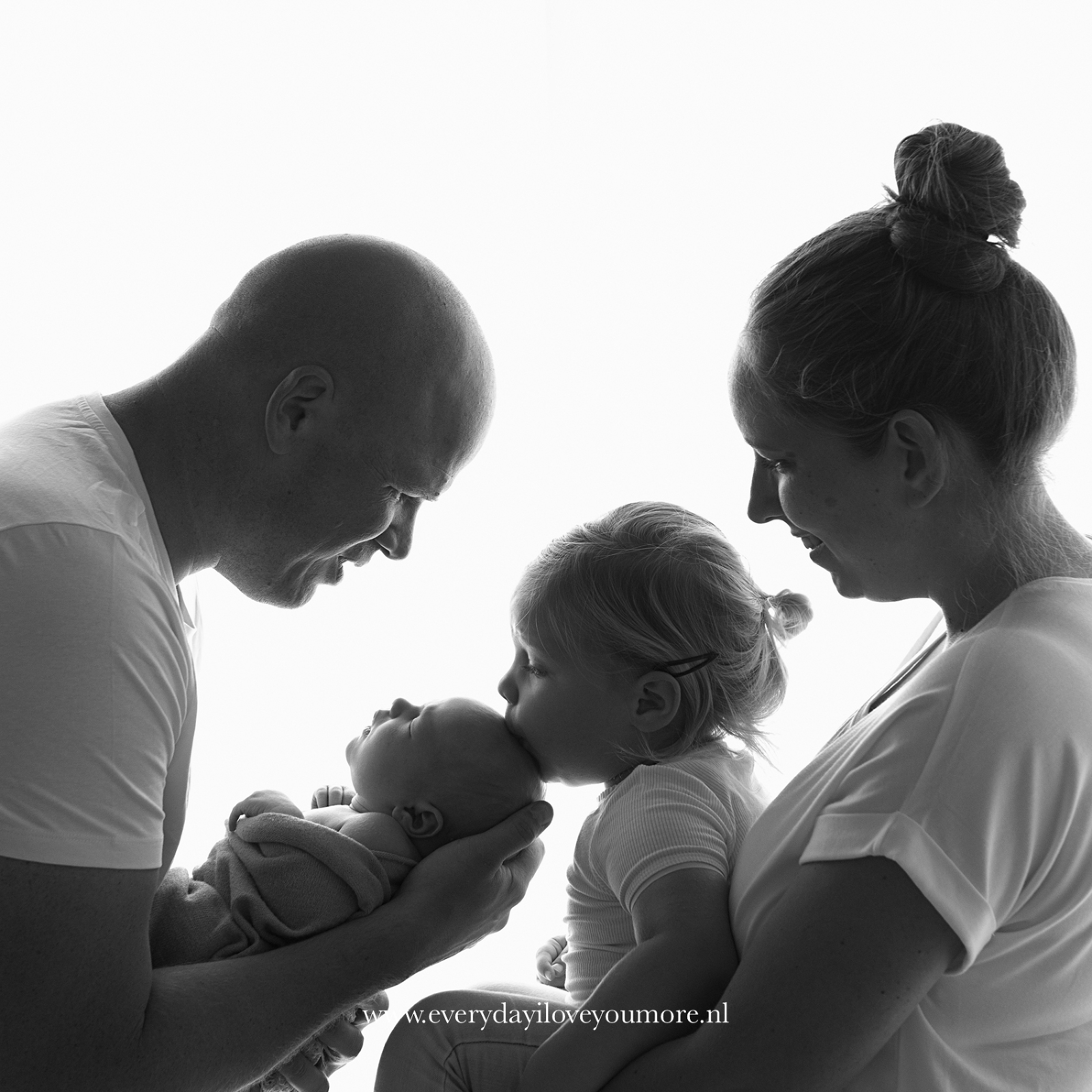 gezinsfoto tijdens newbornshoot